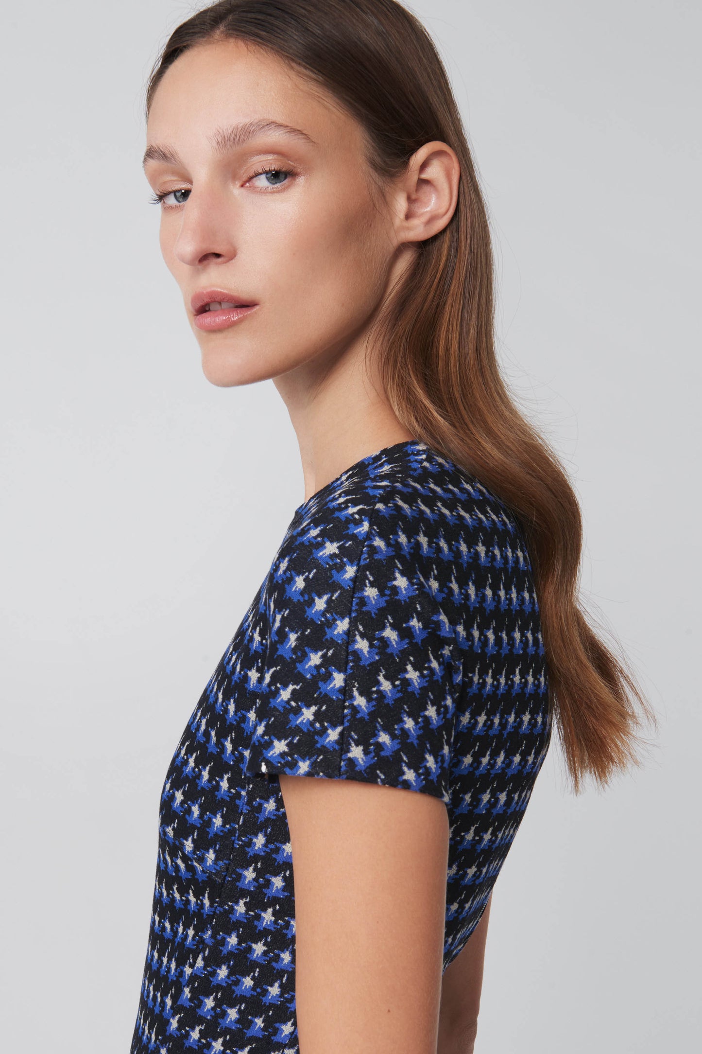 T-Shirt Fitted Dress in Navy Houndstooth